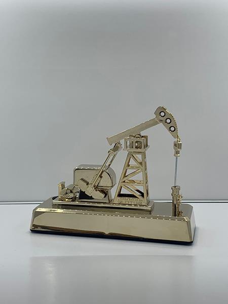 СУВЕНИР НАСТОЛЬНЫЙ НАСОС МАСЛЯНЫЙ  ПОДВИЖНЫЙ (ПОЗОЛОЧЕННЫЙ) ABS 26x22x9см (2 РУЧКИ НА БАТАРЕЕ) (МАКЕТ)